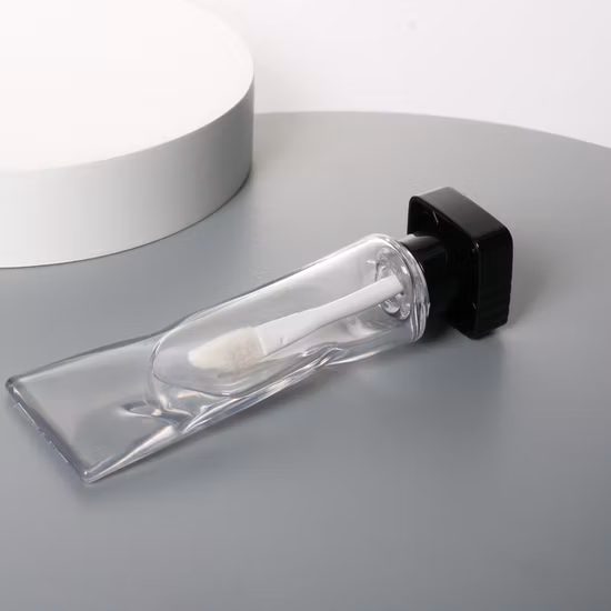 Lápiz labial de color blanco recargable Contenedor de brillo de labios personalizado Estampado en caliente Tubos de brillo de labios superior blanco de plástico