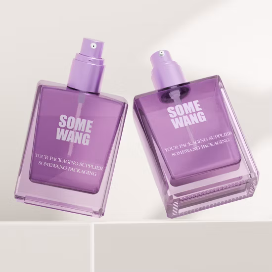 Paquete de cosméticos de corcho y botella de delineador de ojos